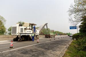 高遠公司承擔的河南省交通運輸廳科技項目“適用于綠色公路養護的銑刨機關鍵技術及工程應用研究”通過驗收